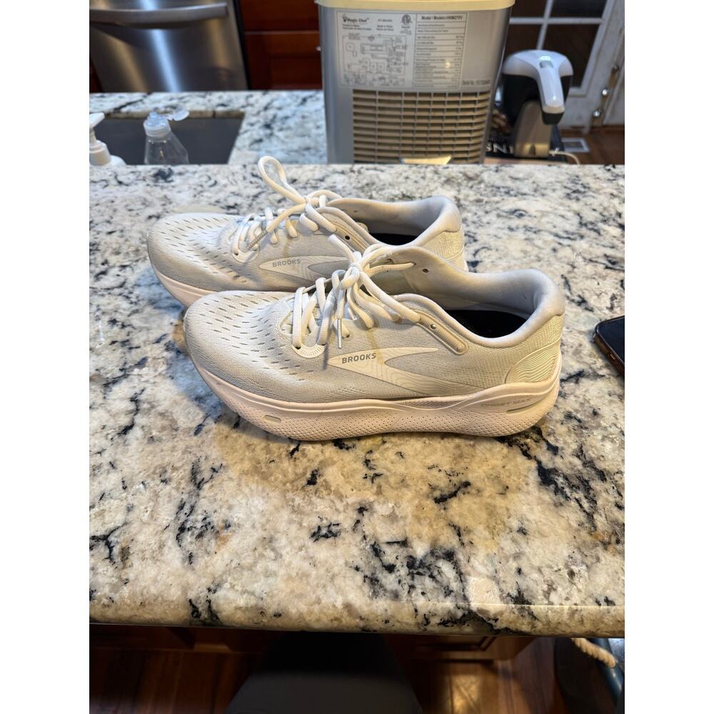 Brooks Ghost Max - image 1